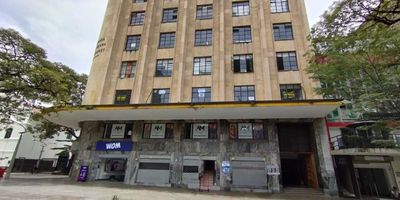 Venta Medellin Oficina Centro, estrato comercial, 2do piso, con un área de 380 m2, salón grande, baño y cuarto útil, 2 baterías de baños, Cocineta, Patio cubierto, 6 salones amplios uno con baño, aire acondicionado, muy buena iluminación natural, piso baldosa granito, Vista hacia Carabobo e Iglesia. Veracruz