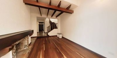 HERMOSA CASA EN CONJUNTO CERRADO, ANTE JARDIN, COMPLETAMENTE REMODELADA, PRIMER NIVEL, HALL DE ENTRADA, SALA CON CHIMENEA A GAS, COMEDOR INDEPENDIENTE, PISOS EN MADERA NATURAL, BAÑO SOCIAL, AMPLIA Y MODERNA COCINA, PATIO DE ROPAS, CUARTO Y BAÑO DE SERVICIO, JARDIN INTERIOR.
SEGUNDO NIVEL ESCALERAS A DOBLE ALTURA, TRES HABITACIONES, ALCOBA PRINCIPAL CON VESTIER Y BAÑO, BAÑO AUXILIAR, STAR DE TV, PARQUEADERO PARA DOS VEHICULOS