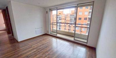 Hermoso apartamento de aproximadamente 51 m2. Cuenta con sala comedor, 3 habitaciones, cocina integral, 2 baños, zona de ropas, balcón y parqueadero privado. El conjunto cuenta con zonas verdes, piscina, gimnasio, salón social y juegos infantiles las cuales son zonas comunes en proceso de entrega. Ubicado cerca al centro principal de Mosquera, a 15 minutos del Centro comercial Ecoplaza, Mall Meridiano de Novaterra y Homecenter, posee gran facilidad de acceso a transporte público, cómodas vías de acceso como Calle 13 y Calle 80.  ¡Contáctanos! para agendar tu cita.