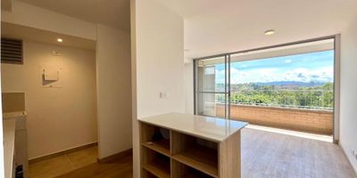Te presentamos este hermoso apartamento para vender en Rionegro, Antioquia, un lugar que sin duda te enamorará a primera vista. Con una excelente ubicación y un área 56.36 M2, este inmueble te brinda todo el espacio que necesitas para crear un hogar cómodo y acogedor.

Cuenta con 2 amplias alcobas con vestier  y 2 baños completos, un balcón para disfrutar de una maravillosa vista verde y a la ciudad, cocina integral con barra, horno y muy biuenos espacios para almacenar. Este apartamento cuenta con hermosos y modernos acabados.  También cuanta con parqueadero y cuarto útil. 

En cuanto a sus características externas, no te faltará nada. Con acceso pavimentado y una excelente área social, podrás disfrutar de distintas actividades en compañía de tus vecinos. cuenta con zona especial para mascotas, salón infantil, sala de descanso, piscinas y porteria 24 horas. 

Un aspecto muy importante de este inmueble es que se encuentra en una zona de alto desarrollo y valorización. 

En resumen, este apartamento tiene todo lo que necesitas y más para que vivas en un lugar perfecto. No esperes más y contáctanos para visitarlo, ¡no te arrepentirás!
