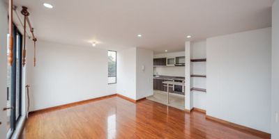 Moderno apartamento ubicado en Britalia a pocos pasos de la Calle 170, el apartamento cuenta con amplia zona social con balcón, baño social, cocina abierta, zona para estudio o Family room. Tres habitaciones, la principal con baño, balcón y walk-in closet. El apartamento cuenta con un parqueadero independiente. Las otras dos habitaciones comparten baño completo. El edificio cuenta con salón comunal, vigilancia 24 horas, 2 ascensores, gimnasio, terraza comunal y zona infantil.