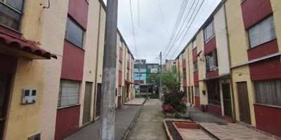 Casa de 135 mts con 4 metros de frente por 12 de fondo ubicada en Villas de Granada, Engativá en el noroccidente de Bogotá, en un sendero peatonal. Esta casa ofrece comodidad y excelente ubicación. El primer piso consta de sala y comedor en ambientes independientes, cocina -integral, baño  social , el segundo piso dos alcobas una con  closet,  y baño, el tercer piso dos alcobas una con closet , baño, patio cubierto con zona de ropas. Parqueadero comunal. Vías de acceso y cercanías con cómodas rutas como la Calle 80 y Calle 72, la propiedad está cerca de la iglesia principal, el parque del sector, y supermercados como Éxito de Occidente y D1. Además, cuenta con proximidad a centros comerciales como Unicentro de Occidente, Portal 80 y Diver Plaza. Una excelente opción para quienes buscan comodidad y ubicación privilegiada en Bogotá!.