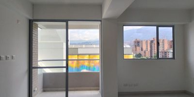 Apartamento en arriendo en unidad cerrada ubicada en un sector residencial, con fácil acceso a vía principal, rutas de transporte público, cerca a centros comerciales, supermercados, restaurantes y gran variedad de servicios complementarios de la zona. Cuenta con piso en porcelantao y madera, sala,comedor, estudio, estar de TV, 2 alcobas con vestier y baño en la principal, baño social, cocina integral abierta tipo americano, zona de ropas, balcón, útil y parqueadero cubierto . Conjunto cerrado con ascensores y zonas sociales muy completas que incluyen piscina, gimnasio, salón social, sauna, turco, parques infantiles, placa polideportiva, zonas verdes, vigilancia y portería 24 horas y circuito cerrado de TV.  inmuebles sujetos a verificacion de disponibilidad