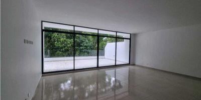 Apartamentopara alquiler al Norte de Armenia, sector Museo Quimbaya

Este amplio apartamento de 150 m² mas 50 m2 de terraza, ubicado en el primer piso de un edificio nuevo, ofrece un diseño moderno y conexión con la naturaleza. Cuenta con 3 alcobas, cada una con baño privado, cocina abierta integrada a la sala comedor y una terraza de 50 m² rodeada de naturaleza, ideal para el descanso y la tranquilidad. La alcoba principal tiene acceso directo a la terraza. Además, dispone de baño social.

Una excelente opción para quienes buscan confort y exclusividad en una de las mejores zonas de la ciudad. ¡Contáctanos para más información!
