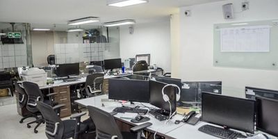 Oficinas ubicadas en Bogota Chapinero norte, en perfecto estado, remodeladas abiertas en vidrio, listas para usar, con cableado estructurado, certificado. con doble pared hacia la calle para aislar el ruido,  sala de juntas, zona de cafetería, archivador rodante.