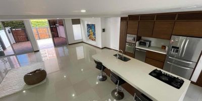 [VEN] ID HOUM: 159618

En Houm te ayudamos de forma fácil y segura. Los beneficios de comprar con nosotros:
    • Te ayudamos a conseguir financiamiento a través de una asesoría personalizada
    • Mediación y seguimiento de todo el proceso
    • Ponemos a tu disposición profesionales en notariado, registro y asesoría jurídica
¡Solo te preocupas de las firmas!

Casa en venta, ubicada en el barrio Monseñor Alfonso Uribe Jaramillo, con una superficie construida de 365.00 m² y superficie total de 365.00 m². 

Sus principales características son:

    • 4 dormitorios
    • 4 baños
    • Admite mascotas
    • 3 parqueaderos
    • Año de construcción: 2014
    • Bodega
            
Si compras con nosotros, te brindamos asesoría personalizada durante todo el proceso.
        
Más que una inmobiliaria, somos Houm.
*Aplican T&C