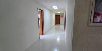 Venta Medellin Oficina Centro, con área de 77m2, compuesta por cocineta, cuarto de baño, bodega para archivo, pequeña zona para implementos de aseo, 2 espacios, piso en cerámica, fachada en vitrina, buena iluminacion natural, aire acondicionado central. Portería 24 horas, 4 ascensores, baños comunes en pasillo.
Ubicado sobre la Avenida Oriental, cerca del Camino Real, a 4 cuadras de la Estación del Metro de Parque Berrío, muy buen transporte público y fácil acceso
Buen Transporte Publico.