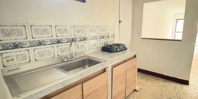 Casa en arriendo en Medellín, Antioquia, ubicada en el barrio Loreto. Este inmueble de Estrato 3 ofrece 60 m² de área construida, distribuidos en 3 habitaciones y 1 baño. Ideal para quienes buscan un hogar funcional. La casa, con 20 años de antigüedad, se encuentra en una zona residencial. Es importante destacar que no cuenta con parqueadero. Su canon de arriendo es de $1.500.000. Para más información o para agendar una visita, puede usar las opciones de whatsapp, quiero que me contacten o ver teléfonos.