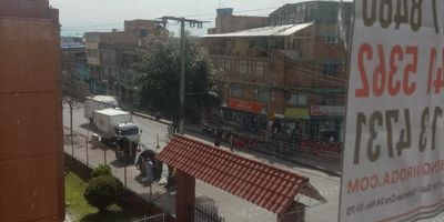 En arriendo inmueble ubicado en el barrio Casa Blanca, Kennedy, en cuarto piso. El espacio cuenta con sala-comedor, cocina semi integral y tres habitaciones, dos de ellas con clóset, ofreciendo comodidad y funcionalidad. Es una excelente opción para quienes buscan un lugar bien distribuido y acogedor para vivir.