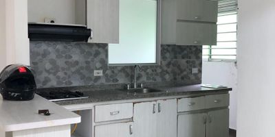 Ubicada en conjunto cerrado, esta propiedad en primer piso ofrece comodidad y seguridad. Cuenta con 3 habitaciones con closet, 2 baños, sala comedor, cocina, zona de ropas y parqueadero descubierto. Espacios amplios y bien distribuidos, perfectos para familias que buscan tranquilidad y buena ubicación.