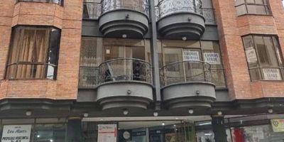 Calle 15 #5-43 apartaestudio 505 edificio Don Marcos
Sala comedor 
Habitación de servicio 
Habitación principal 
Patio de ropas 
Baterías sanitarias 
Cocina
Estrato 5
Fecha de construcción 1993
Área 42 m2
6 metros de frente por 7 metros de profundidad
Edificio de 7 pisos 
Lozas aligeradas con casetón
Distribución inmueble: sala comedor, alcoba principal, alcoba auxiliar, cocina con barra tipo americano, patio de ropas y baterías sanitarias 
La alcoba principal tiene doble ventanal para reducir el ruido del exterior 
El edificio está soportado en 28 columnas de 40x 40cm de sección transversal 
El edificio tiene 15metros de frente por 24 metros de fondo.

Valor: $160.000.000