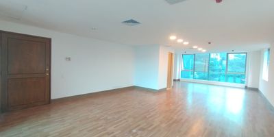 Oficina en Arriendo  Los Balsos, El Poblado
Impulsa tu negocio en una ubicacion estrategica y de alto impacto comercial. Esta oficina ofrece un ambiente profesional con excelente distribucion, compuesta por un amplio salon funcional, aire acondicionado, bano privado, piso en madera, parqueadero exclusivo, ascensor y porteria con vigililancia 24 horas.
Disfruta de espacios iluminados, ventilados y disenados para potenciar la productividad, en un entorno moderno y comodo.
Esta oficina se encuentra en una zona con gran flujo empresarial, con facil acceso a vias principales como la Avenida El Poblado, y cerca de puntos clave como el centro comercial Santafe, la Loma de los Balsos, bancos, supermercados y una variada oferta gastronomica.
Una oportunidad ideal para establecer o expandir tu empresa en uno de los sectores mas dinamicos de Medellin!


