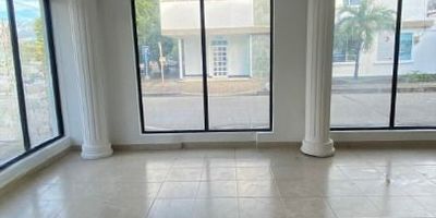 se renta local comercial en monteria ubicado en el centro Cuenta con  Espacio amplio y bien iluminado, 1 bano, Fachada en vidrio, Punto de agua y energia, Facil acceso vehicular y peatonal, Zona de alto flujo comercial.