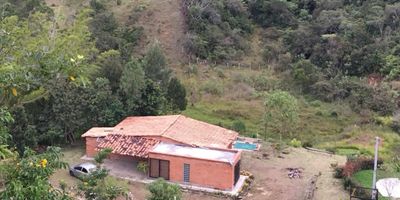 Se renta casa en San Vicente a siete minutos de la autopista
Esta casa cuenta con amplios espacios abiertos que invitan a compartir, es ideal para familias grandes, 
que deseen tener comodidad y diversidad en el hogar. Se encuentra ubicada, con facilidad de acceso 