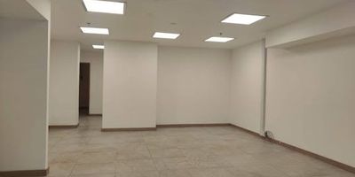 Elite Group te presenta este excelente local comercial ubicado en una zona estratégica de Medellín, un inmueble ideal para desarrollar tu negocio. Distribuido en dos ambientes, lo que permite una excelente organización de espacios para múltiples usos. Ambientes amplios y funcionales, ideales para comercio, oficinas o servicios. Ubicación privilegiada, con cómodas vías de acceso y excelente cobertura de rutas de transporte público. Zona con alto flujo vehicular, perfecta para garantizar visibilidad y conectividad. Este inmueble te ofrece todo lo que necesitas para crecer ubicación, versatilidad y potencial comercial. Contáctanos y agenda tu cita para conocerlo. ¡Haz realidad tu próximo proyecto con Elite Group!