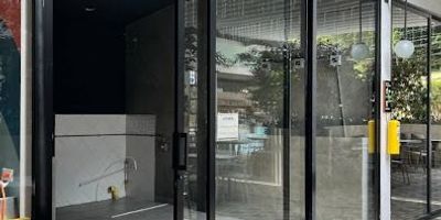 ¡EXCELENTE OPORTUNIDAD DE ARRIENDO! Local Comercial en mall sobre la Via Don Diego Llanogrande. Se ARRIENDA local comercial con una ubicación estratégica, en zona de alto tráfico vehicular. Este espacio es perfecto para usos establecimientos de comida, cafe-bar, comercio en general, o destinaciones afines. Su diseño versátil y ubicación privilegiada lo convierten en una opción ideal para posicionar tu marca o negocio.