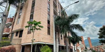 Se vente apartamento en Barrio Niquía Bello, primer piso de 64m2 distribuidos en sala comedor amplia, cocina amplia, balcón, zona de ropas, un vestier, dos baños y tres habitaciones con closet. Estrato 3. Con parqueadero privado y cubierto.

El inmueble destaca por su excelente ubicación central, su gran espacio y buena iluminación. Está ubicado en un sector amigable y central, cerca a Centro Comercial Puerta del Norte, parque infantil Caño del Burro, Unidad Deportiva innovar 80, entre otros lugares comerciales.

Este apartamento en el Barrio Niquía se encuentra a la venta por $285.000.000