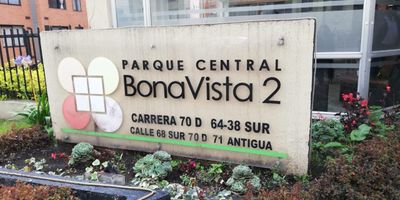 Apartamento en venta de 60 m3, ubicado en el piso 16, con una excelente distribución y luminosidad. Cuenta con tres habitaciones, dos baños, sala comedor, zona de lavado independiente y parqueadero cubierto. Su vista exterior ofrece una panorámica agradable y despejada, ideal para quienes buscan confort, tranquilidad y un espacio funcional para vivir o invertir.