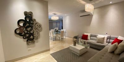 Apartamento amoblado en arriendo en San vicente, ubicado en unidad cerrada cerca a centros comerciales, supermercados, hoteles, colegios, iglesias, clínicas. Cuenta con 3 habitaciones, 4 baños, sala, comedor, estar de tv, balcón en la habitación principal, hall de acceso, hall de alcobas, pisos en mármol, cocina integral con mesón en mármol, alcoba de servicios, baño de servicios, zona de ropas, salón comunal, parques infantiles, zonas verdes, vigilancia y portería 24 Horas.