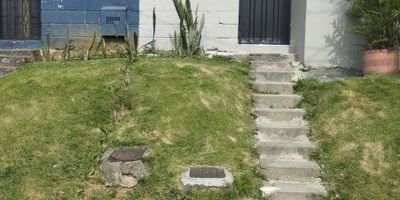 Apartamento en la aldea, Itagüí.
Comodidades: Sala comedor, dos alcobas, cocina sencilla, no tiene red de gas, un baño, primer piso.