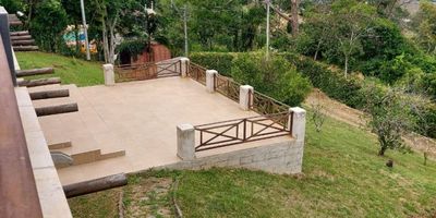 DESCUBRE ESTA ENCANTADORA  FINCA EN VENTA  UN  VERDADERO OASIS NATURAL A POCOS MINUTOS DE LA CIUDAD DE MEDELLIN 
TU REFUGIO SOÑADO EN EL CAMPO, CON VISTAS ÚNICAS AL VALLE Y LAS MONTAÑAS UBICADA EN GIRARDOTA CON FÁCIL ACCESO A LA VÍA PRINCIPAL HACIA MEDELLÍN , ZONA DE ALTA VALORIZACIÓN COMO PARA INVERTIR EN PROYECTOS DE TURISMO RURAL O ASÍ MISMO CONVIRTIÉNDOLA EN TU CASA SOÑADA.
ESTA FINCA RODEADA DE VERDES DESTACADOS POR SUS VISTAS DE 360 GRADOS CON CASA DE 480M2 CON TERRAZAS Y BALCONES PARA DAR ESE TOQUE FRESCO CON SEIS HABITACIONES CADA UNA CON BAÑO PRIVADO , CON CABAÑA PRIVADA DE 100 M² EN LOTE CERRADO DE 200 M², IDEAL PARA HUÉSPEDES O RENTA TURÍSTICA, CON DOS HABITACIONES, ESTUDIO Y ALCOBA PRINCIPAL CON BAÑO Y TINA. LA FINCA IDEAL PARA QUIENES BUSCAN PAZ, ARMONÍA Y UNA INVERSIÓN CON FUTURO. AQUÍ PODRÁS PROYECTAR TUS SUEÑOS Y CONVERTIRLOS EN REALIDAD.