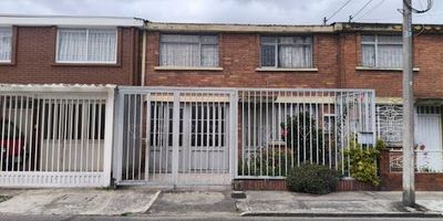 Casa en venta en Bogotá, ubicada en el barrio CORKIDI. Esta propiedad de estrato 3 ofrece 125.40 m² de área construida, distribuidos en dos niveles con buenos espacios. Cuenta con 4 habitaciones y 2 baños, ideal para la comodidad familiar. Además, incluye un parqueadero independiente. Con una antigüedad de 50 años, esta casa es una excelente opción para quienes buscan un hogar consolidado en la ciudad. Precio de venta: $600.000.000. Si desea conocer más detalles sobre esta casa en venta o coordinar una visita, puede usar las opciones de whatsapp, quiero que me contacten o ver teléfonos.