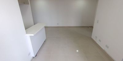 Codigo 28541. Apartamento en arriendo ubicado en La Estrella sector La ferreria   Características del inmueble• Área construida: 60 m²• 2 habitaciones (principal con clóset y baño privado; auxiliar con clóset)• 2 baños completos (auxiliar con cabina en vidrio templado)• Sala–comedor iluminada• Cocina abierta integral con cubierta a gas, campana y mesón en Quarztone• Piso alto con buena vista• 1 parqueadero• Red de gas y servicios públicosDescripciónApartamento acogedor en un conjunto moderno y con excelentes zonas comunes en el sector La Ferrería de La Estrella. Sus espacios están distribuidos en un solo nivel, con acabados prácticos y funcionales. Ideal para familias o parejas que buscan comodidad y una ubicación con fácil acceso a Medellín y al sur del Valle de Aburrá.EntornoCerca de supermercados, colegio Luis Amigó y zonas comerciales de La Estrella. Con acceso a transporte público y vías principales, lo que facilita la movilidad hacia Itagüí y Envigado.Zonas comunes• Portería 24 horas• Parque infantil• Cancha múltiple• Gimnasio• Salón social• Piscina para adultos y niños• Zonas verdes y de mascotas• Minimercado dentro del conjunto• Parqueadero de visitantes• 2 ascensores por torreCanon de arriendo: $2.200.000