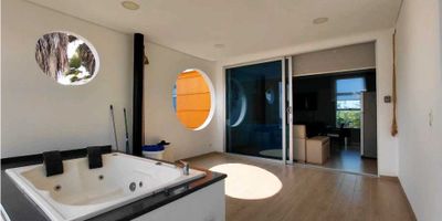 
Te presento esta hermosa cabaña para la venta en Tubará, un tranquilo y acogedor municipio ubicado en el departamento del Atlántico. Situada en un amplio terreno de 90 metros cuadrados, esta cabaña cuenta con una construcción de la misma medida y una distribución interna de 2 alcobas y 2 baños, ideal para una familia pequeña o una pareja en busca de un hogar sereno en un entorno natural.




Siéntete en contacto con la naturaleza en todo momento, ya que esta cabaña es amigable con tus mascotas, cuenta con acceso a agua y está equipada con aire acondicionado para que puedas disfrutar de un clima fresco y agradable en cualquier época del año. Además, podrás adquirirla completamente amoblada, lo que la convierte en una oportunidad única de mudarte sin preocupaciones.




La comodidad y el estilo no están peleados en esta cabaña. Encontrarás baños en cada una de las alcobas, clósets espaciosos para tu ropa y una cocina completamente equipada con lo necesario para preparar tus alimentos diarios. Con su doble ventana, la iluminación y ventilación dentro de la cabaña están garantizadas.




Pero eso no es todo, también podrás gozar de un montón de beneficios externos. El sector turístico de Tubará te encantará con su amplia variedad de actividades al aire libre, y dentro del terreno de la cabaña podrás disfrutar de área social, piscina, BBQ, bosques nativos y un garaje para dos vehículos. Con vigilancia y acceso restringido, tendrás la tranquilidad y seguridad que mereces para descansar en un ambiente privado y lejos del ruido de la ciudad.




Para aquellos que buscan relajarse y desconectar de la rutina, esta cabaña también cuenta con características de lujo que te harán sentir en un verdadero paraíso. Sumérgete en el jacuzzi después de un día estresante y disfruta de su hermosa vista panorámica a los alrededores mientras degustas una deliciosa cena preparada en la cocina tipo americano, equipada con electrodomésticos modern