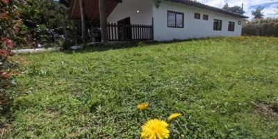 Finca disponible para arriendo en Rionegro, en el sector Aeropuerto, cuenta con un área total de 1000m2 y 230m2 son construidos, cuenta con 3 habitaciones, 3 baños, 3 closets, sala comedor, cocina integral, terraza, zonas verdes, patio, zona de ropas, chimenea y cuenta con hermosa vista panorámica. Zona tranquila y de fácil acceso. Ideal para vivir!