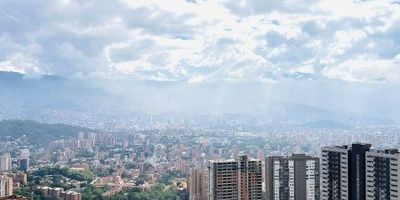Arriendo Apartamento en Piso 23 – Unidad Alto Jardín, Medellín Disfruta de una vista panorámica de la ciudad desde este moderno apartamento de 50 m² con acabados de lujo.Distribución:2 habitaciones2 bañosSala–comedorCocina abiertaZona de ropasAmenidades exclusivas:PiscinaGimnasio totalmente dotadoCancha múltipleZona de juegos infantilesSalón socialParqueadero comúnVigilancia privada 24/7Valor de arriendo: $2.100.000Un espacio elegante, seguro y con todo lo que necesitas para vivir con comodidad.