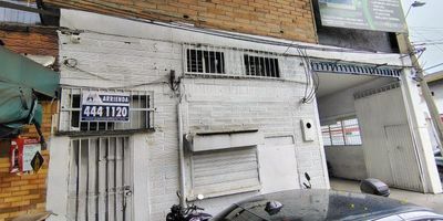 Bodega en segundo piso disponible para arriendo, ubicada en Barrio colombia, cercano a rutas de transporte y cómodas rutas de acceso, puerta peatonal, 1 baño, cocineta, altura de 2m, ideal para oficinas, logística rápida, almacenamiento de accesorios, repuesto y demás, anímate a conocer este espacio agendando una visita al Contacto 301.598.9091
