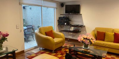 Espectacular casa remodelada de 2 niveles con acabados de lujo y espacios diseñados para el confort. Cuenta con 3 alcobas, la principal con baño privado, 2 baños de alcobas, baño social y cuarto de servicio. Dispone de estudio, sala de estar, sala comedor independiente con chimenea y cocina equipada con estufa, calentador a gas y electrodomésticos importados. Sus pisos en mármol y madera realzan la elegancia de cada ambiente. Ofrece sauna, turco, jacuzzi y gimnasio, además de 3 garajes, vidrios de seguridad y sistema de cámaras. Con un área construida de 180 m² sobre lote de 220 m², está ubicada en sector exclusivo, cerca de los centros comerciales Santana y Hacienda Santa Bárbara, zonas comerciales y vías principales.