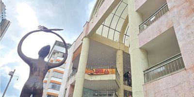 Se arrienda local comercial en cielos abiertos, en el centro de Armenia, muy cerca a Gobernacion, Palacio de Justicia, parques, centros comerciales, alto flujo peatonal, cerca a transporte publico, local con servicios de agua y energia independiente, baño privado, edificio con ascensor, rampa y escaleras, ademas de tener vigilancia privada en zonas comunes y sistema de alarma incorporado.

 
