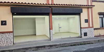 Local Comercial a Diagonal Parque Obrero, un baño, puerta cremallera ,lámparas led, bodega interna. 