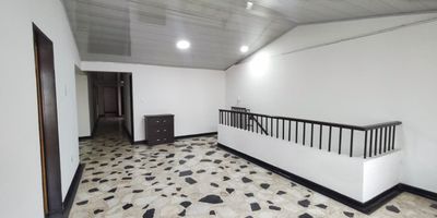 Hermosa casa comercial en renta de 180 m², ideal para tu negocio gracias a sus amplios y funcionales espacios. Consta de 4 habitaciones cada una con closet, sala comedor amplia, estudio, cocina integral espaciosa, 2 baños, patio y un balcón que aporta excelente iluminación natural.

Su distribución la convierte en una opción perfecta para oficinas, consultorios, coworking o cualquier actividad comercial que busque comodidad y una ubicación estratégica.