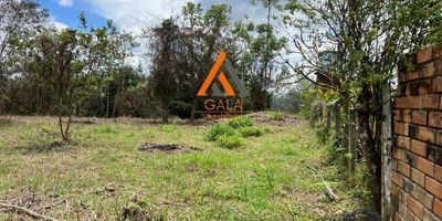 Características del predioÁrea total: 7.950 m²Estrato: 3Precio de venta total: $795.000.000Precio por m²: $100.000Predio número: 22Matrícula inmobiliaria: 020-4361Proyección y subdivisiónEste terreno está pensado para ajustarse a diferentes proyectos, ya que se propone subdividir en dos lotes independientes: