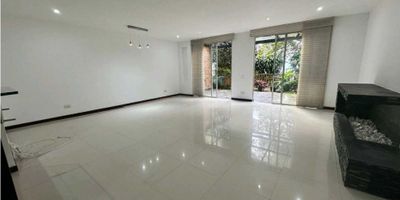 Excelente oportunidad para el descanso comodidad y disfrute de tu familia casa de dos niveles con grandes espacios vista y acomodación cuenta con tres habitaciones con clóset y baño habitación principal dos vestier, balcón en habitación principal estudio en el primer nivel encontramos baño social cocina amplia iluminada zona de ropas cuarto de servicio con baño sala amplia iluminada ante jardín con jardín con gran vista cuenta con dos parqueaderos cubiertos excelente oportunidad para tu familia
