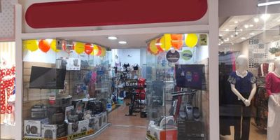 Excelente oportunidad de inversión. Local comercial de 47 m² con espacio abierto amplio, bodega, baño privado, pisos en madera y dos vitrinas de piso a techo que ofrecen gran visibilidad. Ubicado estratégicamente en el segundo nivel del centro comercial, cerca de las escaleras eléctricas, rodeado de marcas reconocidas y del área de café, lo que garantiza alto flujo de visitantes.