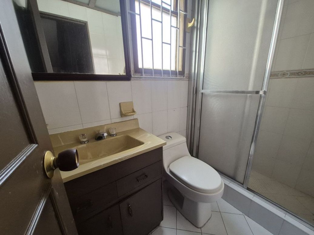 Casa de 6 alcobas en venta en Ub. Santa Coloma, Bogotá · foto 10 de 20