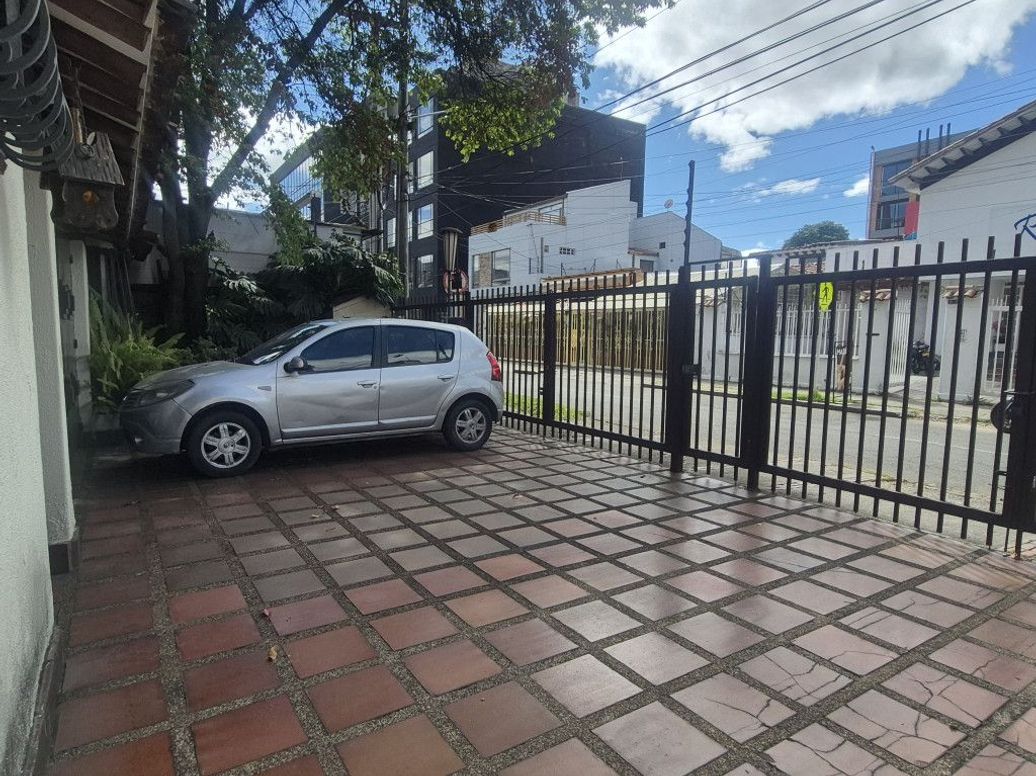 Casa de 6 alcobas en venta en Ub. Santa Coloma, Bogotá · foto 2 de 20
