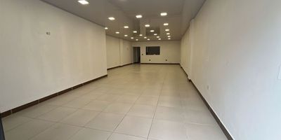 Si estás buscando un local para alquiler en Marinilla, Antioquia, has llegado al lugar indicado. Este increíble inmueble cuenta con una ubicación privilegiada, en una zona de gran afluencia comercial y de fácil acceso tanto para los residentes del municipio como para visitantes. El área del terreno es de 140 metros cuadrados, lo que te brinda un amplio espacio para desarrollar tu negocio.

El local cuenta con una construcción de 140 metros cuadrados, lo que te permitirá aprovechar al máximo el espacio para distribuir tu negocio de manera eficiente. Además, la zona privada tiene la misma extensión, por lo que tendrás un área reservada solo para ti y tus empleados. Te aseguro que no encontrarás una oferta como esta en ningún otro lugar de la ciudad.

Si buscas comodidad y diseño en tu futuro local, este es el indicado. Cuenta con una acogedora alcoba, en la que podrás descansar y relajarte durante tus horas de trabajo. Asimismo, el baño es amplio y funcional, perfecto para el uso diario tanto de tus empleados como de tus clientes. Además, podrás encontrar un baño auxiliar para mayor comodidad.

El interior del local cuenta con detalles que te encantarán, como un elegante suelo de cerámica o mármol, ofreciendo un ambiente moderno y sofisticado. Además, no podemos dejar de mencionar la increíble vista panorámica que podrás disfrutar desde cualquier rincón del local, lo que le dará un toque especial a tu negocio y atraerá a más clientes.

Por último, pero no menos importante, el acceso al local está pavimentado, lo que facilita el tránsito de vehículos y personas hacia y desde el lugar. No hay límites para tu creatividad en este espacio, por lo que te invito a que lo aproveches al máximo para hacer crecer tu negocio. No esperes más y contáctanos ahora para visitar este inmueble, ¡no te arrepentirás!

