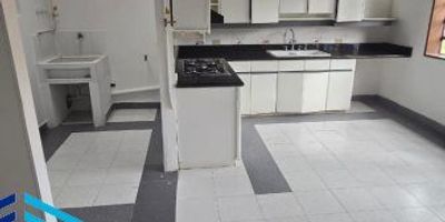 Vende y arrienda amplia y espaciosa casa , excelente ubicación , sector castellana , de 3 niveles, con sala comedor , cocina integral con red de gas , cocineta ,7 alcobas, alcoba de servicio,4 baños completos y dos sin ducha,3 patios , terraza grande , balcón,garaje doble ,piso de retal de marmol,área lote 300 metros,área construída 650 metros .( para uso comercial $ 9.500.000).