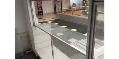 BRANDO Y CIA Te ofrece excelente local en centro comercial, burbuja de 5 mts cuadrados, tiene buena vitrina comercial, incluye adm y fac de agua, excelente iluminación, gran oportunidad, precio negociable.

Contáctenos!
