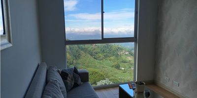 Hermoso apartamento de 2 alcobas, sala - comedor, cocina integral, 1 baño, alcoba principal con vestier y baño, área de ropas, tiene áreas comunes como , canchas, depósitos de basura, salón social, ascensor, parqueadero cubierto, hermosa vista, zonas verdes.
