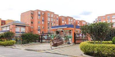 Encantador apartamento en Capellanía, barrio caracterizado por su tranquilidad y proximidad a importantes conexiones viales y servicios, se encuentra con vías principales cercanas como la AV Ciudad de Cali y la Carrera 92, cercania al C.C Hayuelos, a zonas verdes como Parque Capellanía II y del Aeropuerto El Dorado (aprox. a 4 km). El apartamento tiene 3 habitaciones con closet, 2 baños, sala-comedor, cocina integral, patio de ropas y 2 garajes (1 cubierto, 1 descubierto).  Perfecto para quienes buscan comodidad, conectividad y calidad de vida.Cualquier información adicional contáctenos al número 3176478048 o al correo electrónico: yolanda.parada@inmobiliariabogota.com. El equipo de Inmobiliaria Bogotá está comprometido a brindar una experiencia de vida excepcional para nuestros clientes desde el momento en que se unen a nuestra comunidad.                                                        