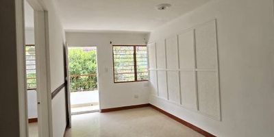 Cómodo apartamento ubicado en santa maría segundo piso, cuenta con un área de 65mts, 2 habitaciones, 1 closet, 1 baño, sala comedor, cocina integral con red de gas, zona de ropas, balcón. 
Cerca de: rutas de trasporte, supermercados.