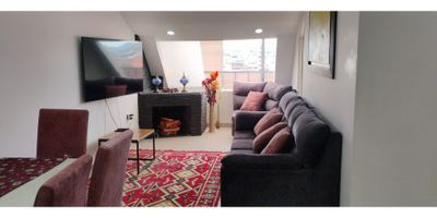 CODIGO 945FR7378 Apartamento en sexto piso en venta – Iluminación natural de 180°, terraza y excelente vista a cerros orientales Acogedor apartamento ubicado en el sexto piso, con 79 m² de área construida, excelente distribución y abundante luz natural en todas sus áreas. Consta de 3 habitaciones, dos habitaciones con clóset, y la tercera para estudio, siendo la principal con baño privado. Dispone de un segundo baño social, sala-comedor con chimenea, y cocina integral con estufa eléctrica. Cuenta con una terraza privada acondicionada como zona de ropas, 2 balcones (uno en la habitación secundaria y otro en la terraza), con una vista panorámica hacia los cerros orientales y hacia el occidente de la ciudad, que brinda tranquilidad y una sensación de amplitud inigualable.

Características adicionales:


 
 Área construida: 79 m²
 
 
 Piso 6
 
 
 Estrato 3
 
 
 Parqueadero para visitantes
 
 
 Zonas verdes
 
 
 Espacio reservado, silencioso y con buena ventilación
 


Ubicación estratégica, a una cuadra abajo de la AV Caracas y Una cuadra al norte de la calle 63, cerca de universidades, colegios, restaurantes y con excelentes vías de acceso y transporte, a pocos minutos de importantes avenidas principales.

Ideal para quienes buscan comodidad, vistas naturales y fácil conectividad urbana.
