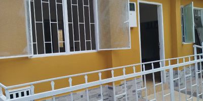 Se arrienda acogedora casa en el Jordán octava etapa con un área aproximada de setenta y nueve metros cuadrados y acceso por vía peatonal.
La vivienda cuenta con antejardín, sala comedor, cocina sencilla a gas, tres alcobas, una con clóset, un baño, patio descubierto y pisos en cerámica.

Ubicación estratégica cerca de la avenida Guabinal y del colegio La Sagrada Familia.