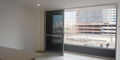 Apartamento en venta cerca a parques, estación del metro, centros comerciales, hoteles, iglesias, vías principales y servicios complementarios del sector. Piso en porcelanato, sala comedor, estudio, 3 alcobas con vestier y baño en la principal, baño social, cocina integral abierta tipo americano, zona de ropas, balcón, útil y parqueadero independiente cubierto. Conjunto cerrado con ascensores, piscina, gimnasio, salón social, parques infantiles, placa polideportiva, zonas verdes, vigilancia y portería 24 horas y circuito cerrado de TV. Inmuebles sujetos a verificación de disponibilidad