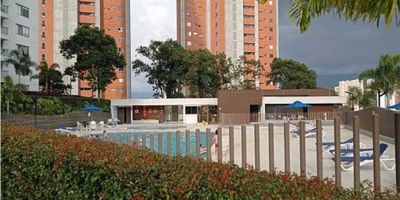 Este amplio apartamento ubicado en Sabaneta, tiene todo lo necesario para vivir en un ambiente tranquilo y rodeado de naturaleza, cerca del comercio y con un excelente acceso y cercanía al Metro.  Queda en pan de azúcar a sólo unos minutos de la estación del Metro de la Estrella y está ubicado en una unidad cerrada con zonas comunes amplias ideales para la tranquilidad y comodidad de toda la familia, cuenta con bosque, zona BBQ, senderos, piscinas, casita de muñecas, gimnasio, sauna, turco, zona de mascotas. salones sociales, canchas y portería las 24 horas.

El apartamento cuenta con 3 alcobas de muy buen tamaño, sala comedor, cocina integral, balcón, baño social y baño en la alcoba principal, parqueadero dobel y cuarto útil.
